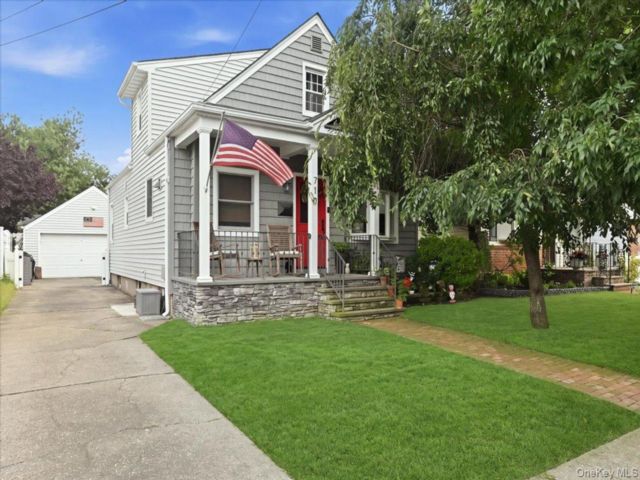  4 BR,  2.00 BTH &nbsp;Cape cod style home in New Hyde Park