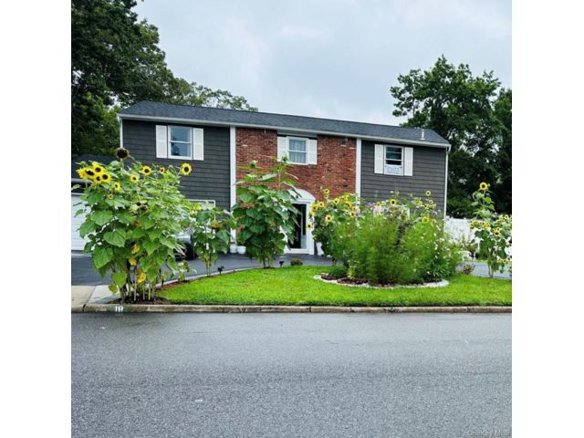  4 BR,  3.00 BTH &nbsp;Colonial style home in Coram