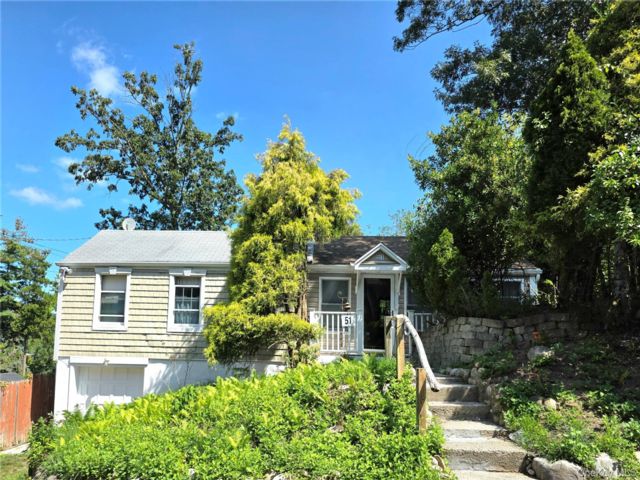  2 BR,  1.00 BTH &nbsp;Raised ranch style home in Rocky Point