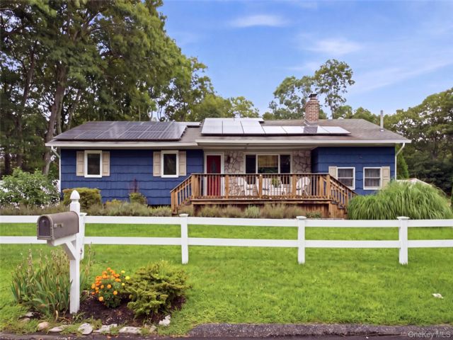  3 BR,  2.00 BTH &nbsp;Ranch style home in Manorville