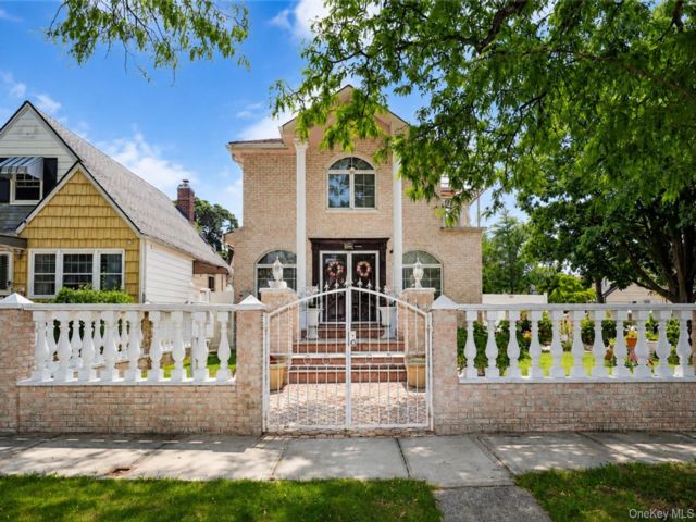  3 BR,  4.00 BTH &nbsp;Colonial style home in Glen Oaks