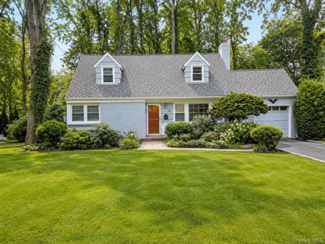  4 BR,  2.00 BTH &nbsp;Ranch style home in Great Neck