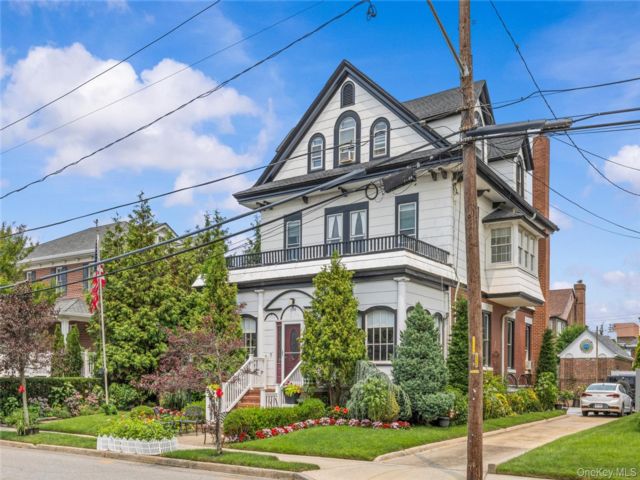  7 BR,  4.00 BTH &nbsp;Colonial style home in Belle Harbor