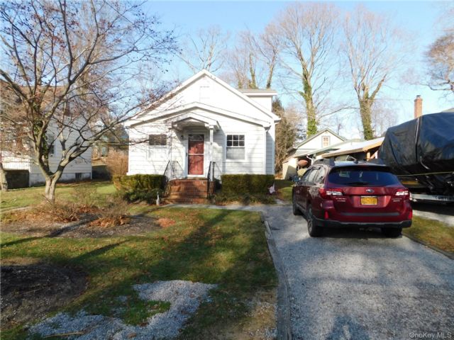  3 BR,  2.00 BTH &nbsp;Cape cod style home in Wading River