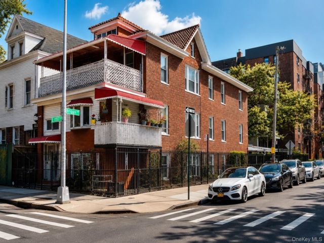 12 BR,  6.00 BTH &nbsp;Colonial style home in Fordham