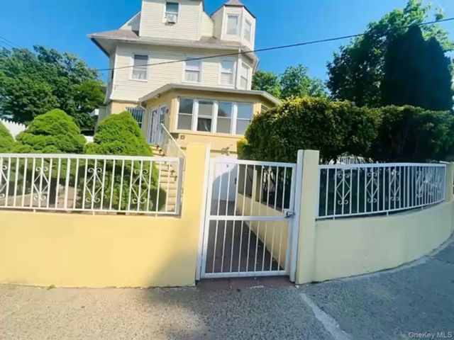  7 BR,  3.00 BTH &nbsp;House style home in Yonkers