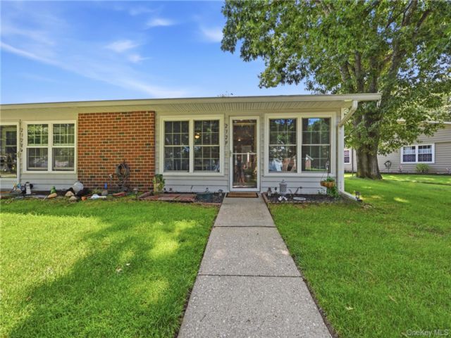  2 BR,  1.00 BTH &nbsp;Garden style home in Ridge
