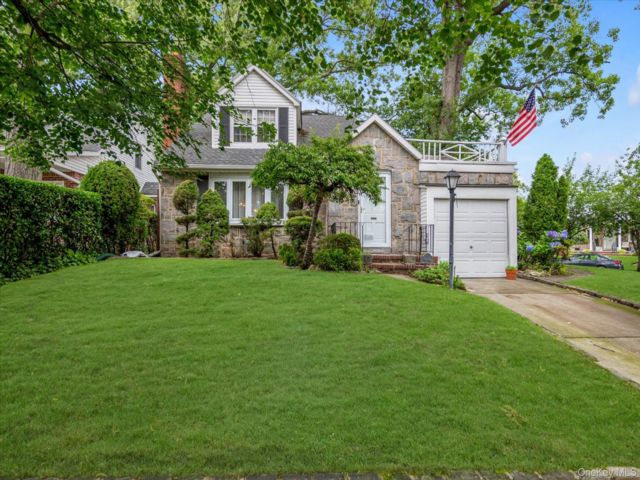  3 BR,  1.00 BTH &nbsp;Cape cod style home in New Hyde Park