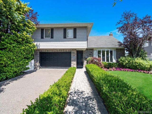  4 BR,  4.00 BTH &nbsp;Split level style home in Woodmere