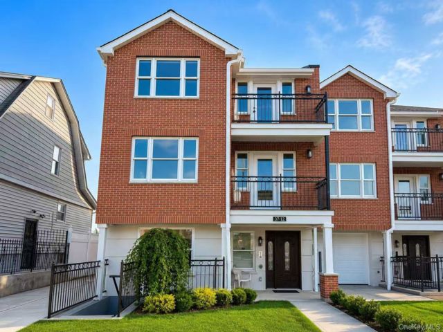  8 BR,  7.00 BTH &nbsp;House style home in Bayside