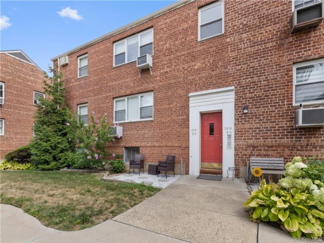  3 BR,  2.00 BTH &nbsp;Garden style home in Howard Beach