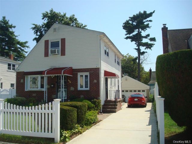  1 BR,  1.00 BTH &nbsp;Cape cod style home in Uniondale
