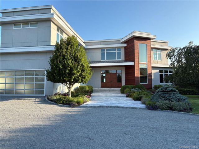  7 BR,  6.00 BTH &nbsp;Contemporary style home in Remsenburg