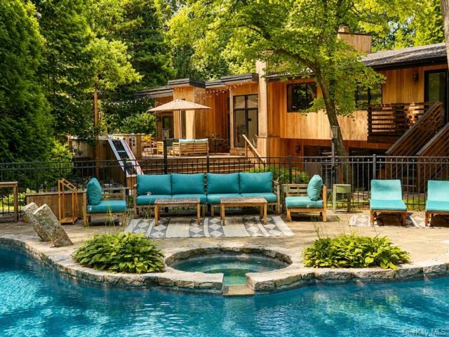  4 BR,  4.00 BTH &nbsp;Mid-century mod style home in Cold Spring Harbor