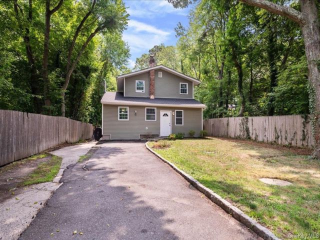  5 BR,  2.00 BTH &nbsp;Colonial style home in Central Islip