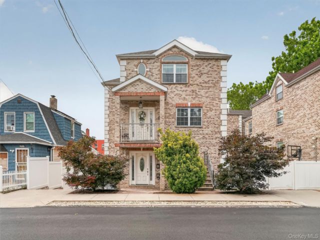  5 BR,  5.00 BTH &nbsp;House style home in Throggs Neck