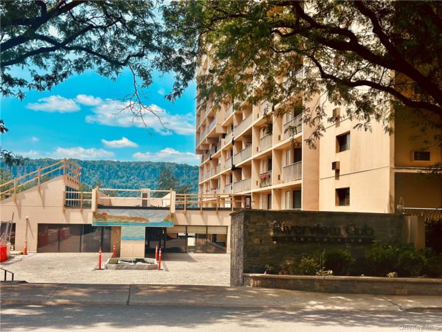  2 BR,  2.00 BTH &nbsp;High rise style home in Yonkers