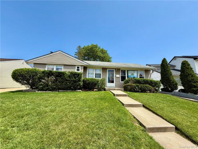  3 BR,  3.00 BTH &nbsp;Ranch style home in Valley Stream