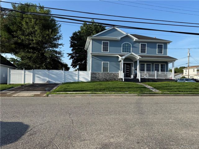  5 BR,  3.00 BTH &nbsp;Colonial style home in Bethpage