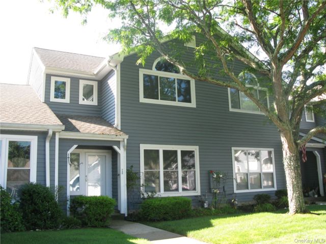  3 BR,  3.00 BTH &nbsp;House style home in Middle Island