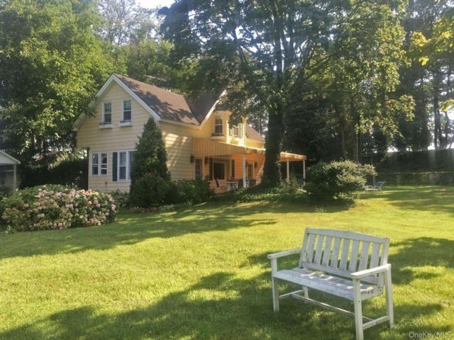  3 BR,  2.00 BTH &nbsp;Cottage style home in Centre Island