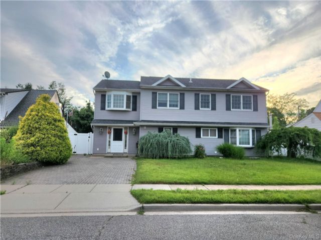  5 BR,  2.00 BTH &nbsp;Colonial style home in Hicksville