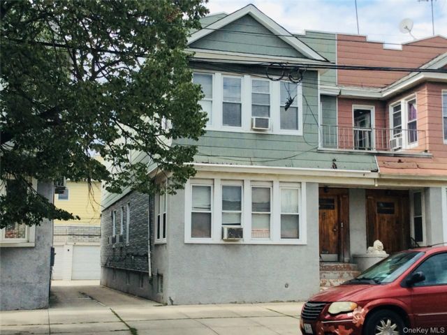  4 BR,  2.00 BTH &nbsp;Colonial style home in Glendale