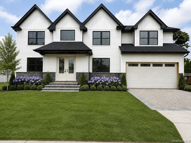  5 BR,  5.00 BTH &nbsp;Colonial style home in Plainview