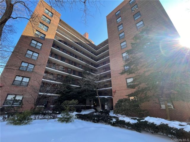  1 BR,  1.00 BTH &nbsp;High rise style home in Jackson Heights