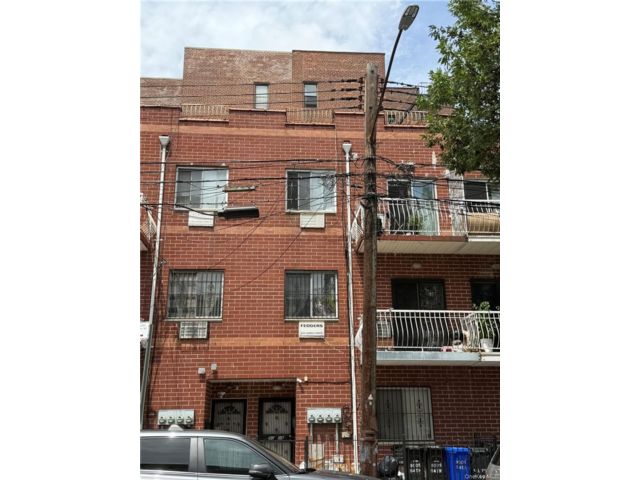  6 BR,  3.00 BTH &nbsp;House style home in Elmhurst
