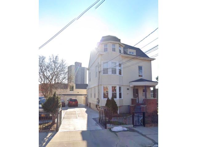  4 BR,  3.00 BTH &nbsp;House style home in Mosholu