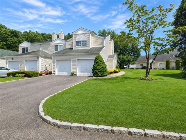  3 BR,  3.00 BTH &nbsp;Condo style home in Manorville