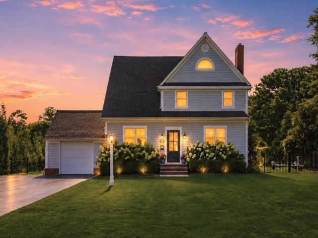  4 BR,  2.00 BTH &nbsp;Carriage house style home in Bayport