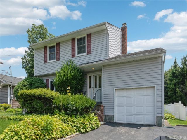  3 BR,  2.00 BTH &nbsp;Colonial style home in Huntington