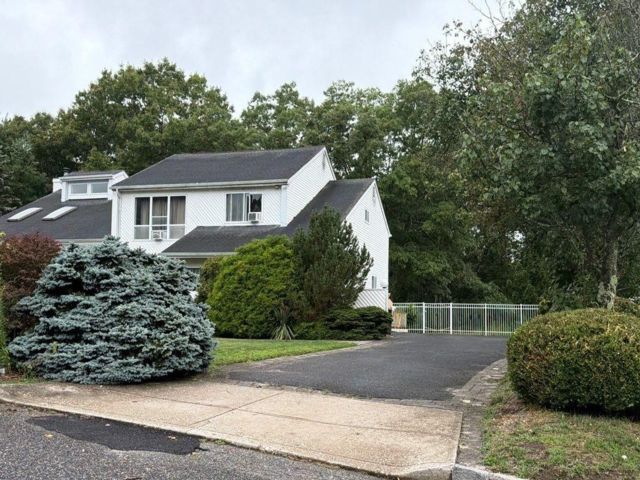 [Manorville Real Estate, listing number 7320389]