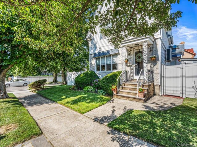  3 BR,  2.00 BTH &nbsp;Colonial style home in Whitestone