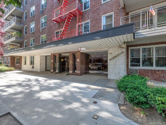 1 BR,  1.00 BTH &nbsp;Mid rise style home in Flushing