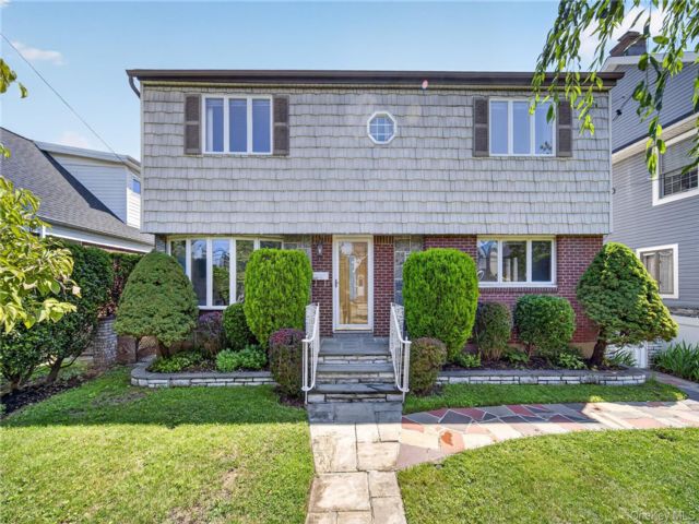  5 BR,  3.00 BTH &nbsp;Colonial style home in Williston Park