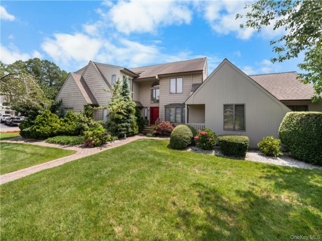  6 BR,  4.00 BTH &nbsp;Colonial style home in South Jamesport