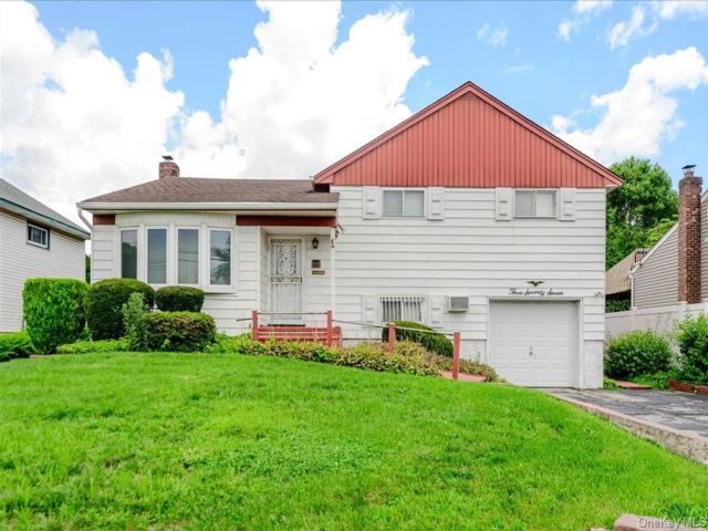  4 BR,  3.00 BTH &nbsp;Split level style home in East Meadow