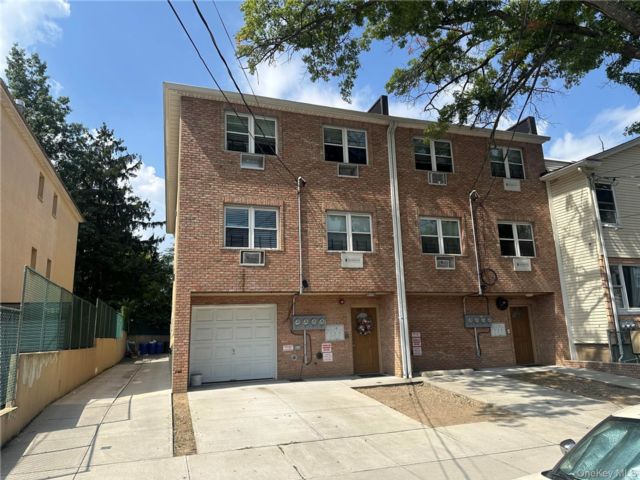  7 BR,  5.00 BTH &nbsp;House style home in Middle Village