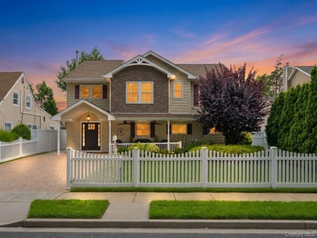  5 BR,  2.00 BTH &nbsp;Colonial style home in Levittown
