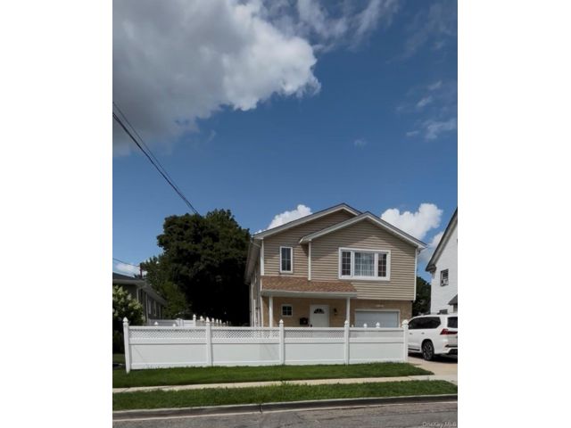  5 BR,  3.00 BTH &nbsp;Hi ranch style home in Hempstead
