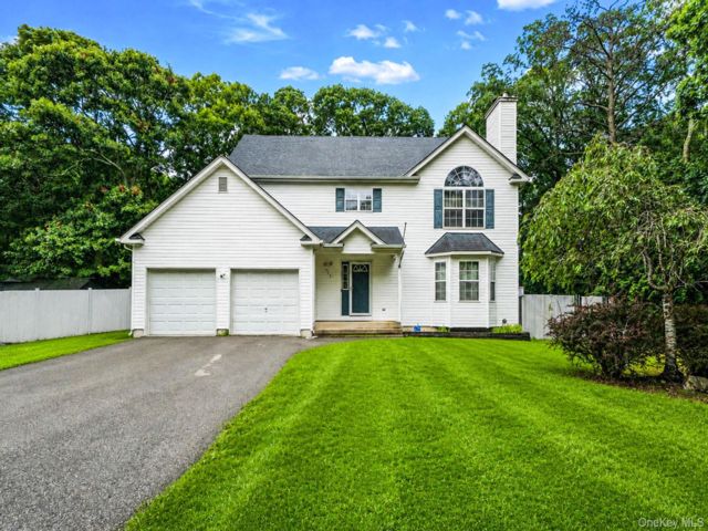 4 BR,  4.00 BTH &nbsp;Colonial style home in Mastic