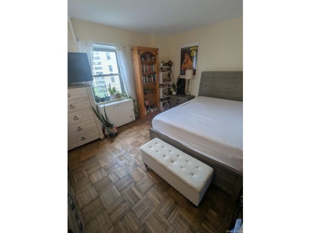  2 BR,  1.00 BTH &nbsp;High rise style home in Jerome Avenue