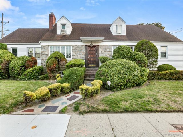  8 BR,  4.00 BTH &nbsp;House style home in Lynbrook