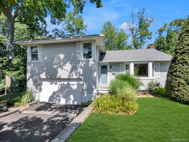  3 BR,  3.00 BTH &nbsp;Split level style home in Huntington