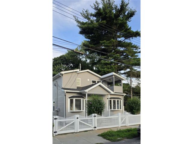  6 BR,  3.00 BTH &nbsp;House style home in Queens Village