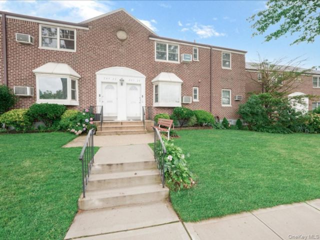  2 BR,  1.00 BTH &nbsp;Garden style home in Little Neck