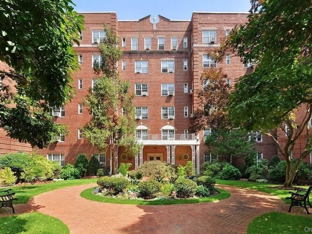  1 BR,  1.00 BTH &nbsp;Mid rise style home in Forest Hills